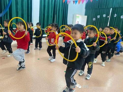 幼儿中班器械操视频,器械操展示童真风采