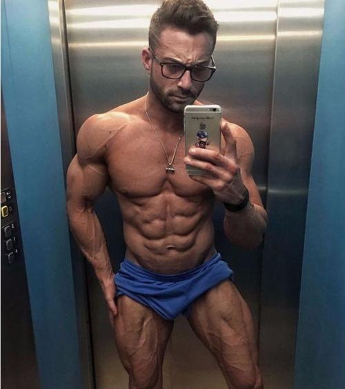 给肌肉男抹油视频,肌肉男抹油健身全过程揭秘