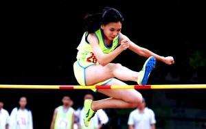 跨越式跳高视频二分钟