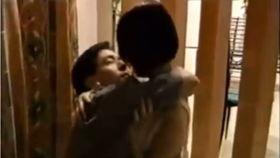 许晴的床吻戏视频,激情四溢的瞬间